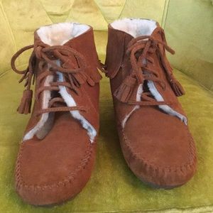 Minnetonka faux fur lined lace up moccasins.